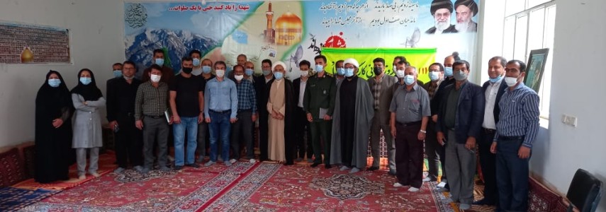 دیدار جمعی از کارکنان کارخانه قند اقلید با امام جمعه شهرستان به مناسبت هفته کارگر و شرکت در مراسم غبار روبی قبور مطهر شهدا در گلزار شهدای شهرستان اقلید