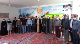 دیدار جمعی از کارکنان کارخانه قند اقلید با امام جمعه شهرستان به مناسبت هفته کارگر و شرکت در مراسم غبار روبی قبور مطهر شهدا در گلزار شهدای شهرستان اقلید